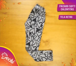 Ropa para niña calza termica frizado estampada gris con corazones negros