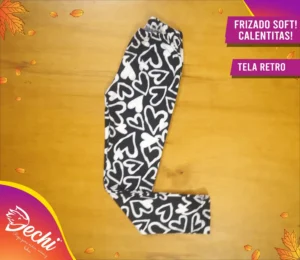 Ropa para niña calza termica frizado estampada negra con corazones blancos